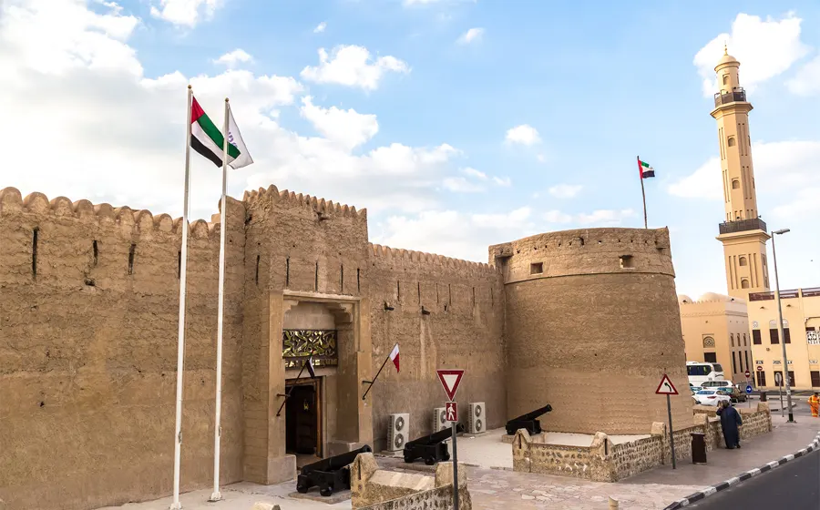 سرگردانی در زمان بازدید از قلعه‌های تاریخی دبی