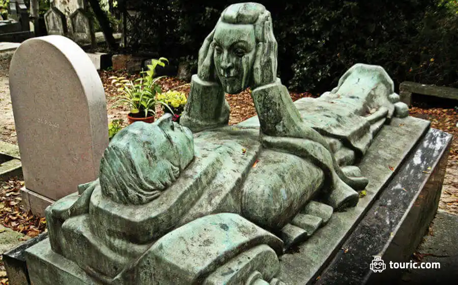 دیگر سنگ قبرهای عجیب دنیا