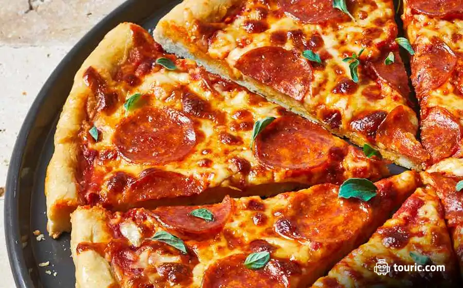 پیتزا Pizza - غذاهای معروف ایتالیایی