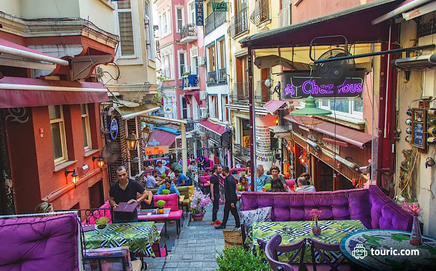 گشت‌و‌گذار در خیابان‌های استانبول
