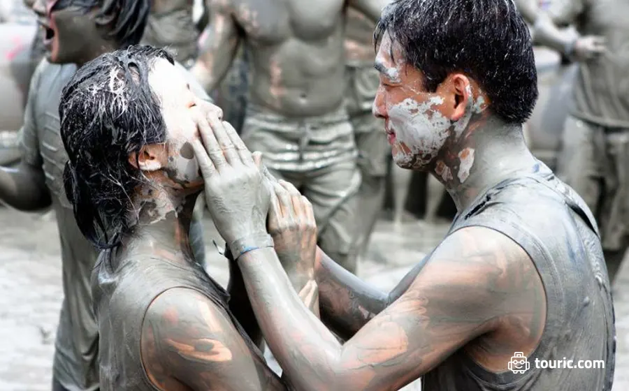 26.جشنواره گل‌ولای (Boryeong Mud Festival) - کره جنوبی