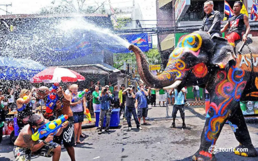 19.فستیوال آب بانی‌هابای (Songkran) – تایلند