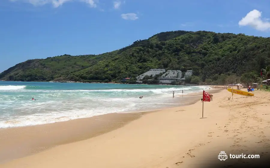 ساحل نای هارن (Nai Harn Beach)